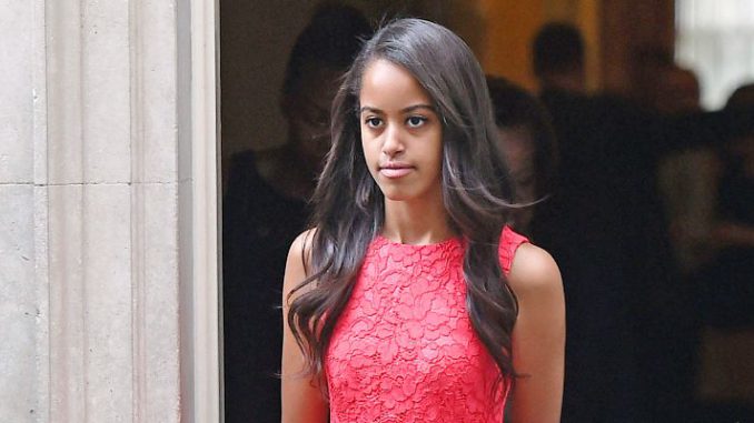 Malia Obama de rojo