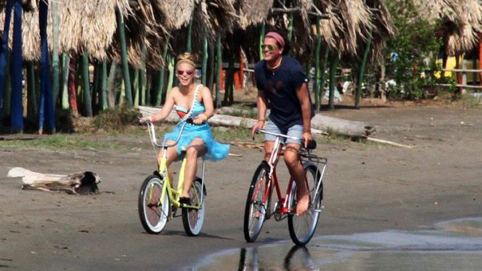 Shakira y Carlos Vives en bicileta