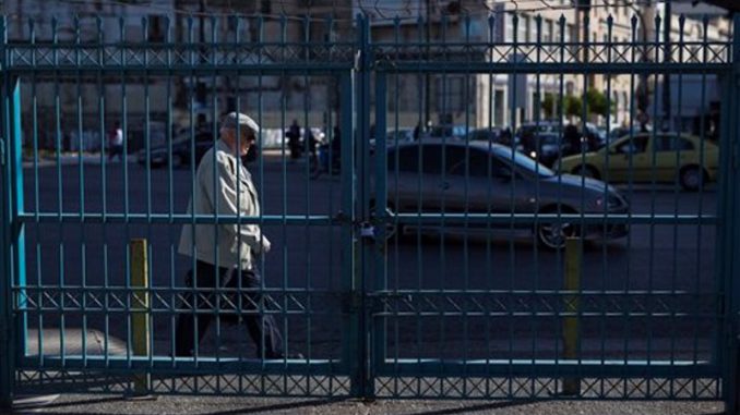 hombre en calle Grecia