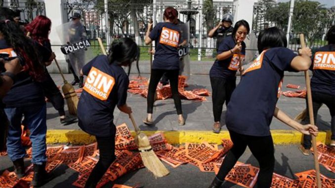 mujeres protestan contra Keiko