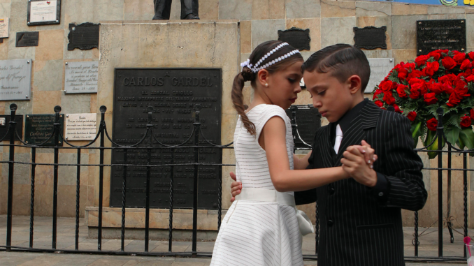 MEDELLÍN (COLOMBIA), 24/06/2016.- Una pareja de niños del semillero de la Casa Gardeliana baila tango en un acto por el aniversario 81 de la muerte del cantante argentino Carlos Gardel hoy, viernes 24 de junio de 2016, en el marco del X Festival Internacional de Tango frente a su estatua en Medellín (Colombia). EFE/Luis Eduardo Noriega A.