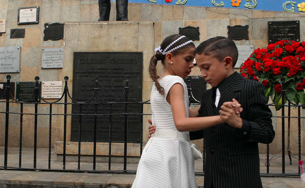MEDELLÍN (COLOMBIA), 24/06/2016.- Una pareja de niños del semillero de la Casa Gardeliana baila tango en un acto por el aniversario 81 de la muerte del cantante argentino Carlos Gardel hoy, viernes 24 de junio de 2016, en el marco del X Festival Internacional de Tango frente a su estatua en Medellín (Colombia). EFE/Luis Eduardo Noriega A.