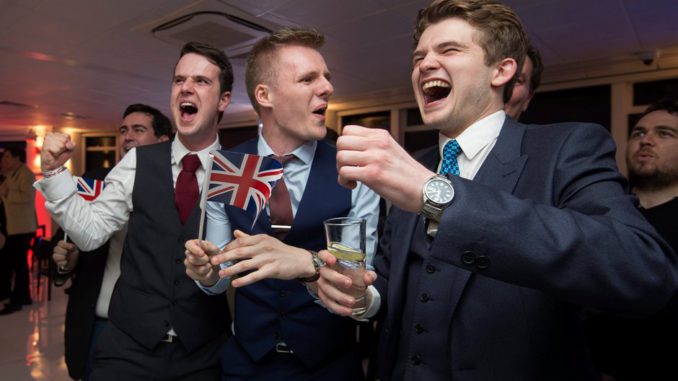 CIUDADANOS BRITÁNICOS VOTAN SI CONTINÚAN O SE RETIRAN DE LA UNIÒN EUROPEA