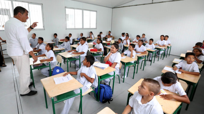 Jama (Manabí), 04 jul 2016.- El, Presidente de la República, Rafael Correa, visitó la Unidad Educativa provisional Brasil - Leonidas García. Hoy se inició allí el año lectivo del ciclo Costa 2016- 2017. Foto: Eduardo Santillán / Presidencia de la República