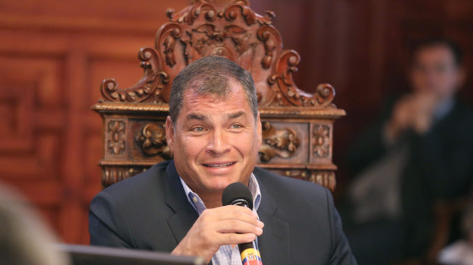 Quito (Pichincha), 05 jul 2016.- El Presidente de la República, Rafael Correa, mantuvo un conversatorio con medios de comunicación nacionales para informar sobre la agenda cumplida ayer en la provincia de Manabí. Foto: Carlos Silva / Presidencia de la República