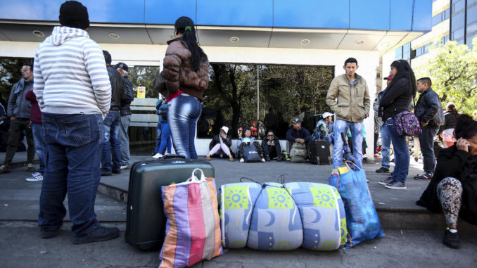 Desalojan de un parque de Quito a decenas de cubanos que exigen visa