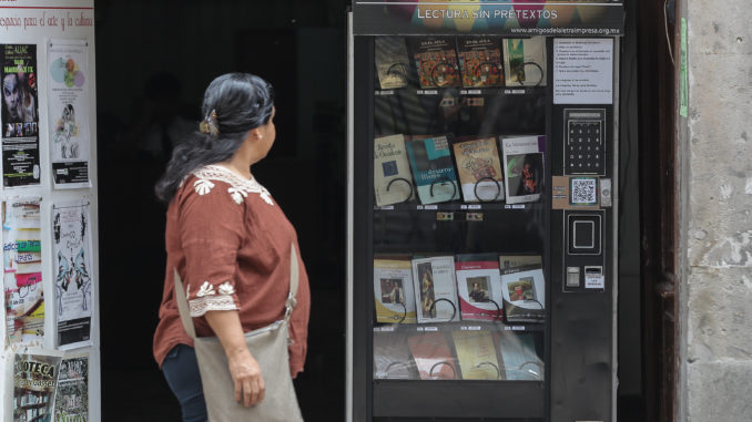 MÁQUINA EXPENDEDORA ENTREGA LIBROS EN LUGAR DE SODAS PARA PROMOVER CLÁSICOS