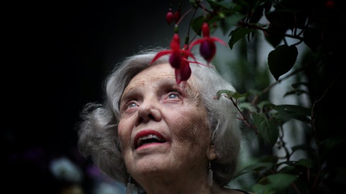 ELENA PONIAWOTSKA: "LOS PERSONAJES SOBRE LOS QUE ESCRIBO COMEN MI VIDA"