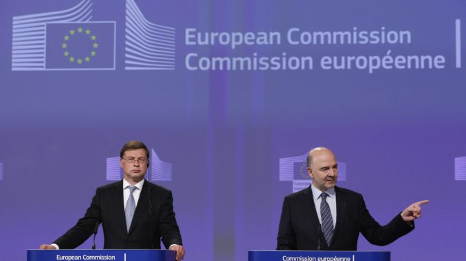 La CE dará dos años más a España para corregir déficit y decidirá la multa
