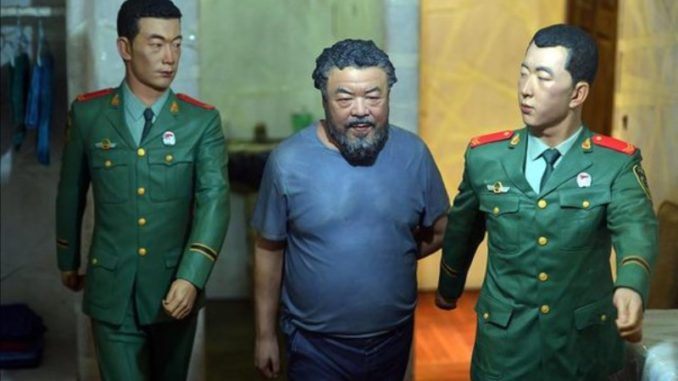 Ai Weiwei con guardias SACRED