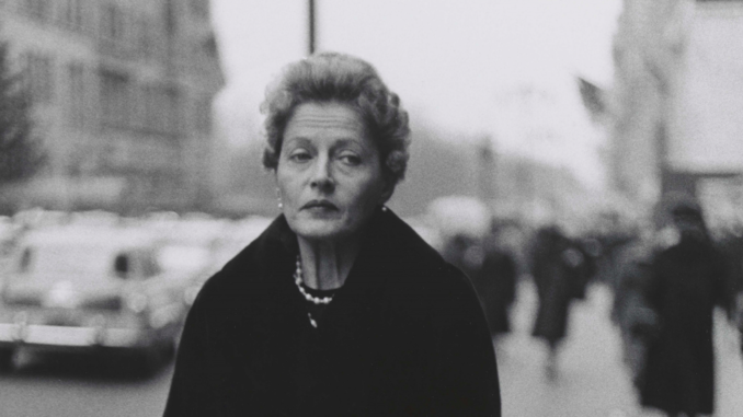 NUEVA YORK (NY, EE.UU.), 11/07/2016.- Fotografía tomada por Diane Arbus en 1956 a una mujer esperando en una de las calles de Nueva York, que forma parte de la exposición "Diane Arbus: in the beginning". El museo Metropolitano (MET) de Nueva York saca a la luz los siete primeros años de trabajo de Diane Arbus (1956-1962), en los que pulió su estilo icónico para retratar la belleza de la marginalidad y el universo "freak" en una ciudad supuestamente inundada por el glamur. EFE/Diane Arbus/MET
