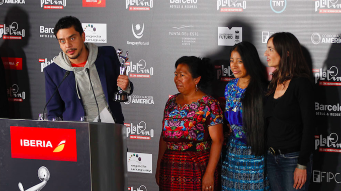 PUNTA DEL ESTE (URUGUAY), 23/07/2016.- El director guatemalteco Jayro Bustamante (i) recibe hoy, sábado 23 de julio de 2016, el Premio Platino del Público a mejor película en Punta del Este (Uruguay). Darín valoró la posibilidad que los Premios Platino brindan para la "unidad" y "confraternización" del cine iberoamericano. EFE/JUAN IGNACIO MAZZONI