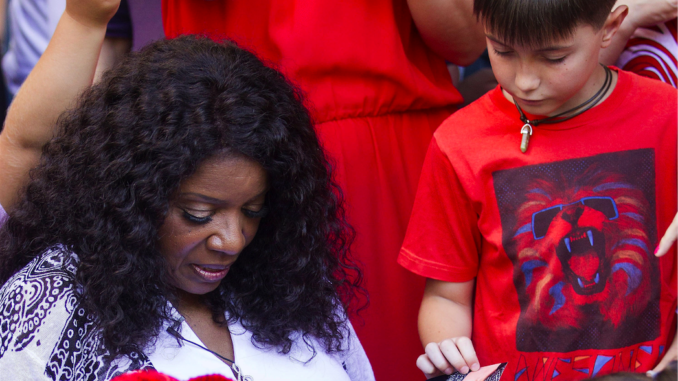 VALENCIA, 25/07/2016.- La cantante estadounidense Gloria Gaynor, que actúa en la Feria de Julio de Valencia, durante la visita que ha realizado hoy a los alumnos del colegio Luis Vives, cuyo vídeo de la reinterpretación de su famoso tema "I will survive" ha cautivado a la artista. EFE/Miguel Ángel Polo