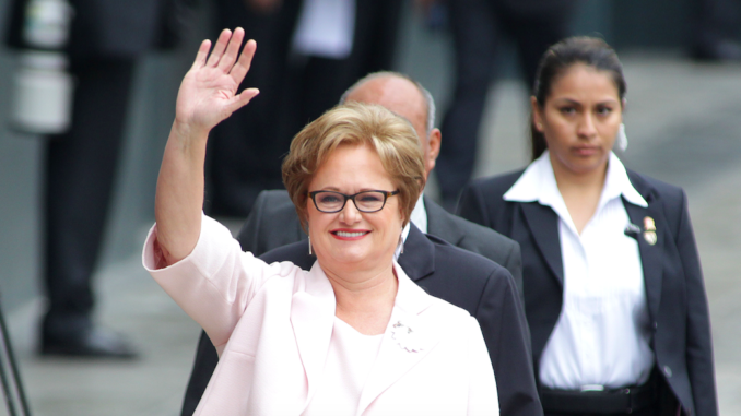 LIMA (PERÚ), 28/07/2016.- La primera dama peruana, Nancy Lange, llega para la ceremonia de investidura del presidente Pedro Pablo Kuczynski hoy, jueves 28 de julio de 2016, en la sede del Congreso, en Lima (Perú). La estadounidense Nancy Ann Lange, de 62 años, es la esposa del nuevo presidente de Perú, Pedro Pablo Kuczynski, quien asume el cargo de primera dama con el anuncio de un perfil de austeridad que se concentrará en apoyar temas de educación, salud y lucha contra la violencia de género. EFE/Germán Falcón