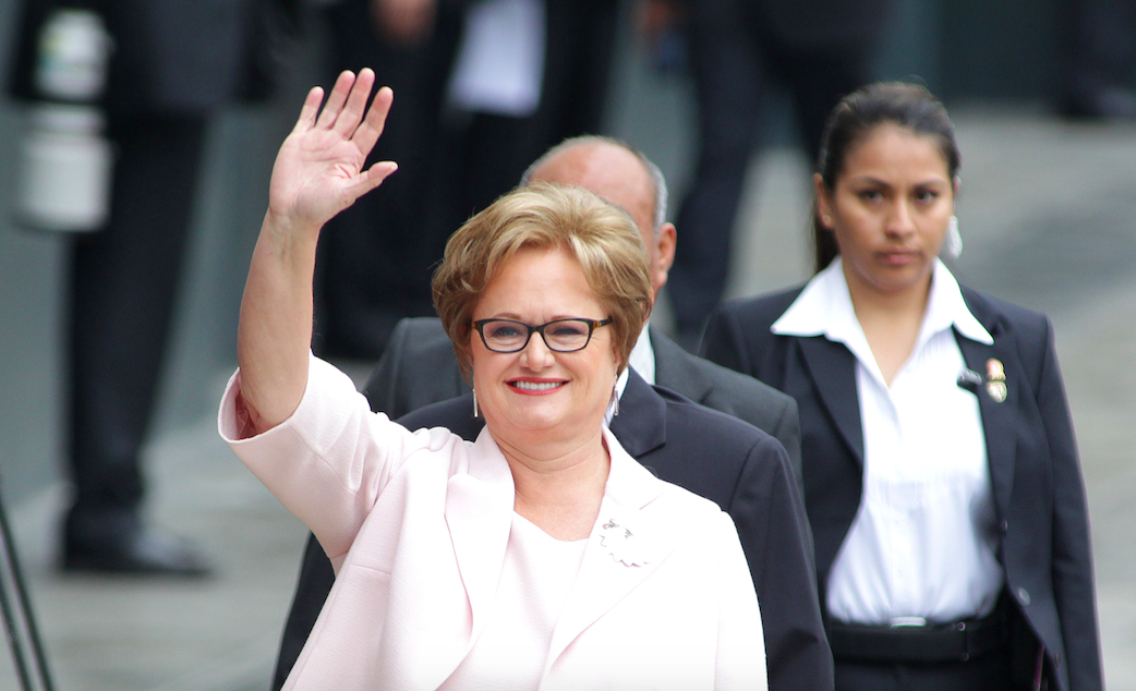 LIMA (PERÚ), 28/07/2016.- La primera dama peruana, Nancy Lange, llega para la ceremonia de investidura del presidente Pedro Pablo Kuczynski hoy, jueves 28 de julio de 2016, en la sede del Congreso, en Lima (Perú). La estadounidense Nancy Ann Lange, de 62 años, es la esposa del nuevo presidente de Perú, Pedro Pablo Kuczynski, quien asume el cargo de primera dama con el anuncio de un perfil de austeridad que se concentrará en apoyar temas de educación, salud y lucha contra la violencia de género. EFE/Germán Falcón