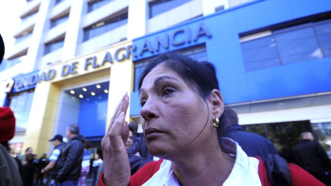 QUITO-ECUADOR- A las afueras de la Unidad de Flagrancias se encuentran los Ciudadanos Cubanos a las espera de la liberación de sus compatriotas. APIFOTO/JUAN RUIZ