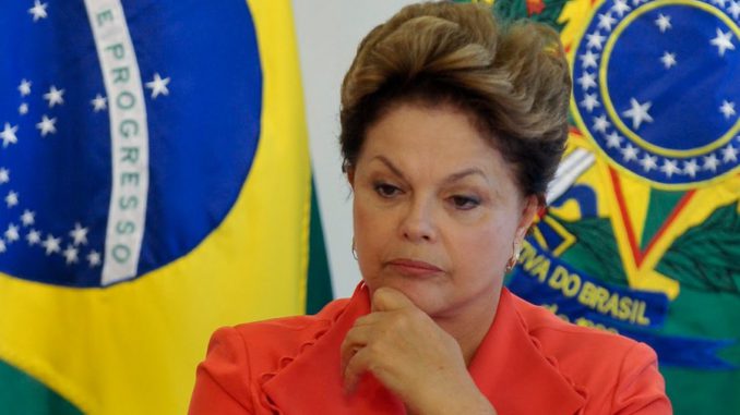 Dilma cabizbunda y meditabaja