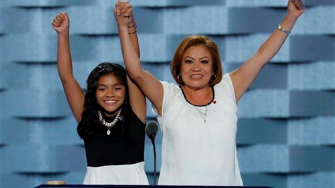 Hija de inmigrantes apoya a Clinton