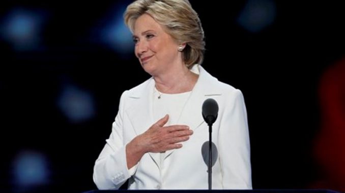 Hillary de blanco