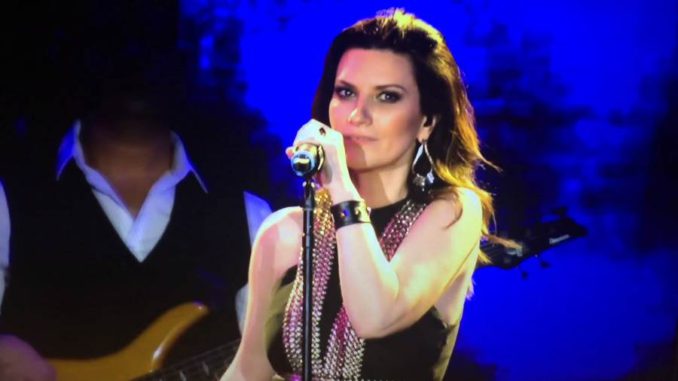Laura Pausini cantando de negro