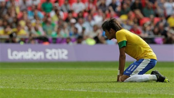 Neymar de rodillas en el campo