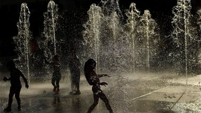 calentamiento global niños con agua