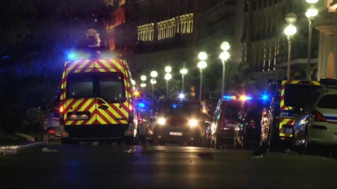 En esta toma de video del jueves 14 de julio de 2016, se ven ambulancias y carros de la policía en el lugar en el que un camión subió a la acera y embistió a una multitud reunida para ver los fuegos artificiales en la turística ciudad de Niza. Las autoridades y testigos describieron el incidente como un ataque deliberado. Aparentemente hay decenas de muertos y heridos.