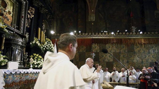 EL PAPA VISITA SANTUARIO DE CZESTOCHOWA Y TENDRÁ PRIMER ENCUENTRO CON JÓVENES