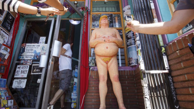 ESTATUA DE DONALD TRUMP DESNUDO APARECE EN VARIUAS CIUDADES DE ESTADOS UNIDOS