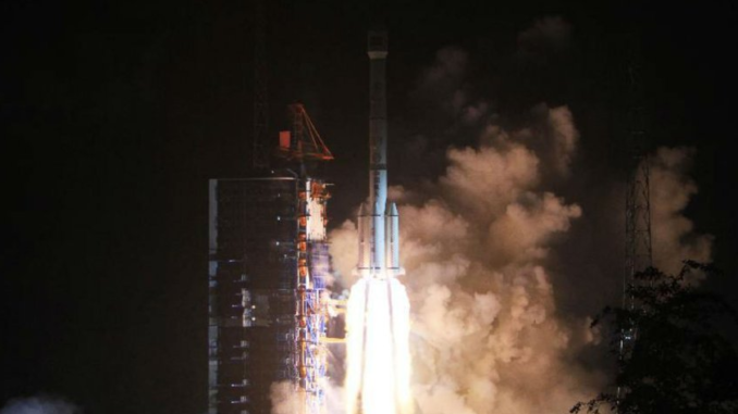 Referencial: lanzamiento de satélite. Foto de Archivo.