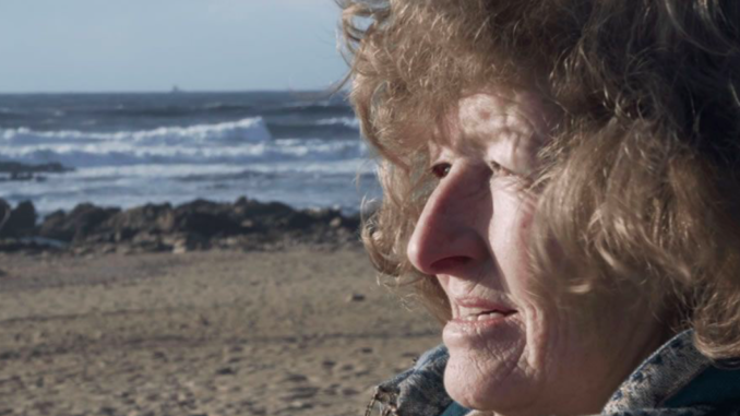 Home El largometraje narra la historia de la colombiana Lilia Forero, la madre de la directora Josephine Landertinger, y busca responder por qué esta mujer que vive en Portugal no ha vuelto a su país después de tanto tiempo.