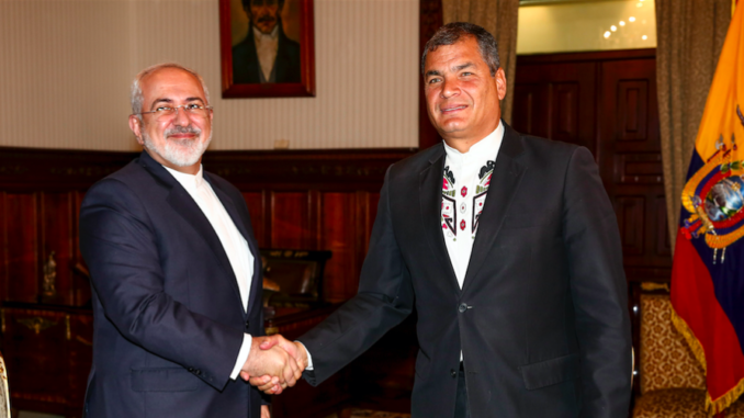 QUITO (ECUADOR) 24/08/2016.- El presidente de Ecuador, Rafael Correa (d) junto a el ministro de Relaciones Exteriores de Irán, Mohammad Javad Zarif (i) hoy, miércoles 24 de agosto de 2016, en Quito (Ecuador). Durante la visita oficial se discutirán temas de comercio e inversión. EFE/JOSÉ JÁCOME