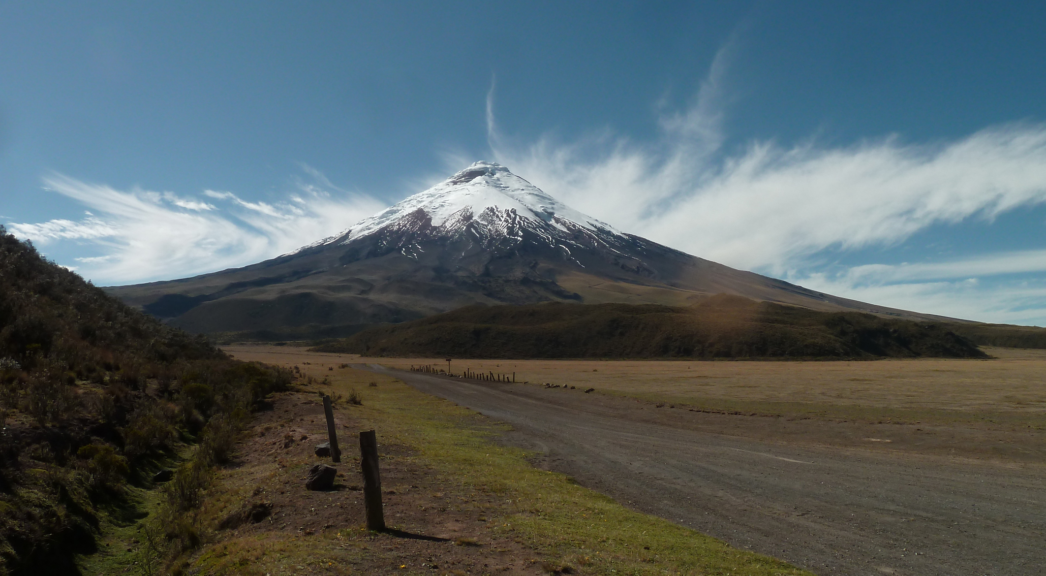 El volcán Cotopaxi emite ceniza que podría afectar a comunidades cercanas