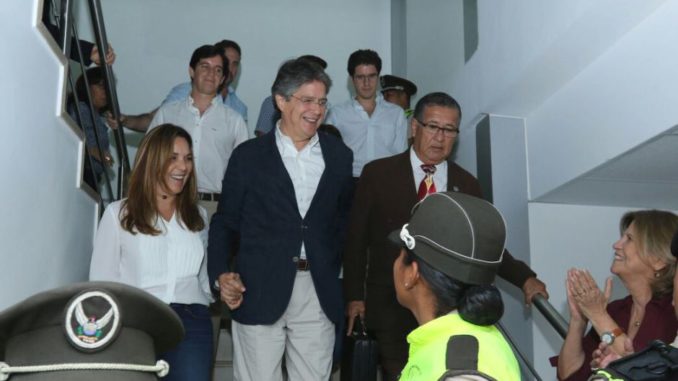 Guillermo Lasso saliendo de la audiencia