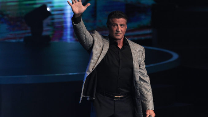 Stallone anima a jóvenes mexicanos a "levantarse" ante "noqueos" de la vida