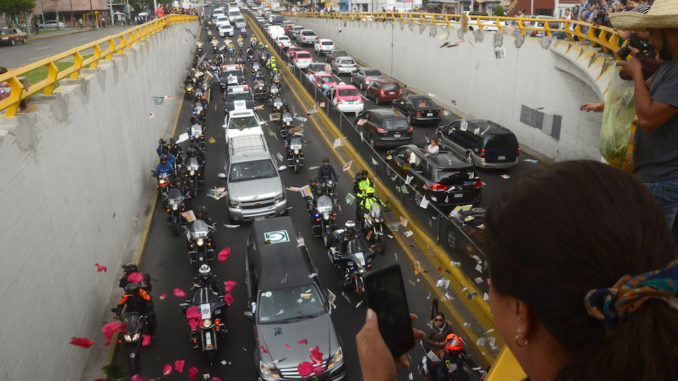 Miles reciben bajo la lluvia las cenizas de Juan Gabriel en Ciudad de México