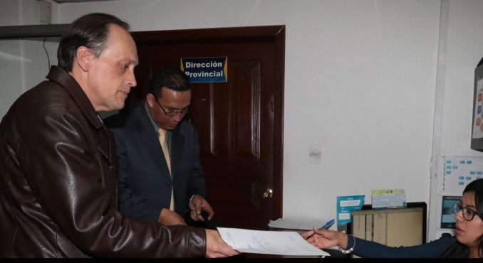 Concertación. Jorge Alvear y Néstor Marroquín fueron al Consejo Provincial Electoral para desafiliarse. Foto: Henry Lapo/ Expreso