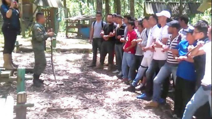 Supuestos militares dando explicaciones a civiles. Foto: captura de pantalla del video que circula en redes sociales.