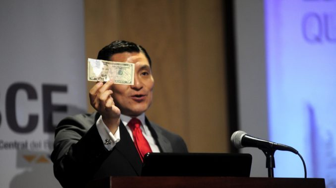 Rueda de Prensa de Rodrigo Landeta, Subgerente del Banco Central del Ecuador. Para hablar sobre el cambio de billetes dañados. APIFOTO/JUAN RUIZ