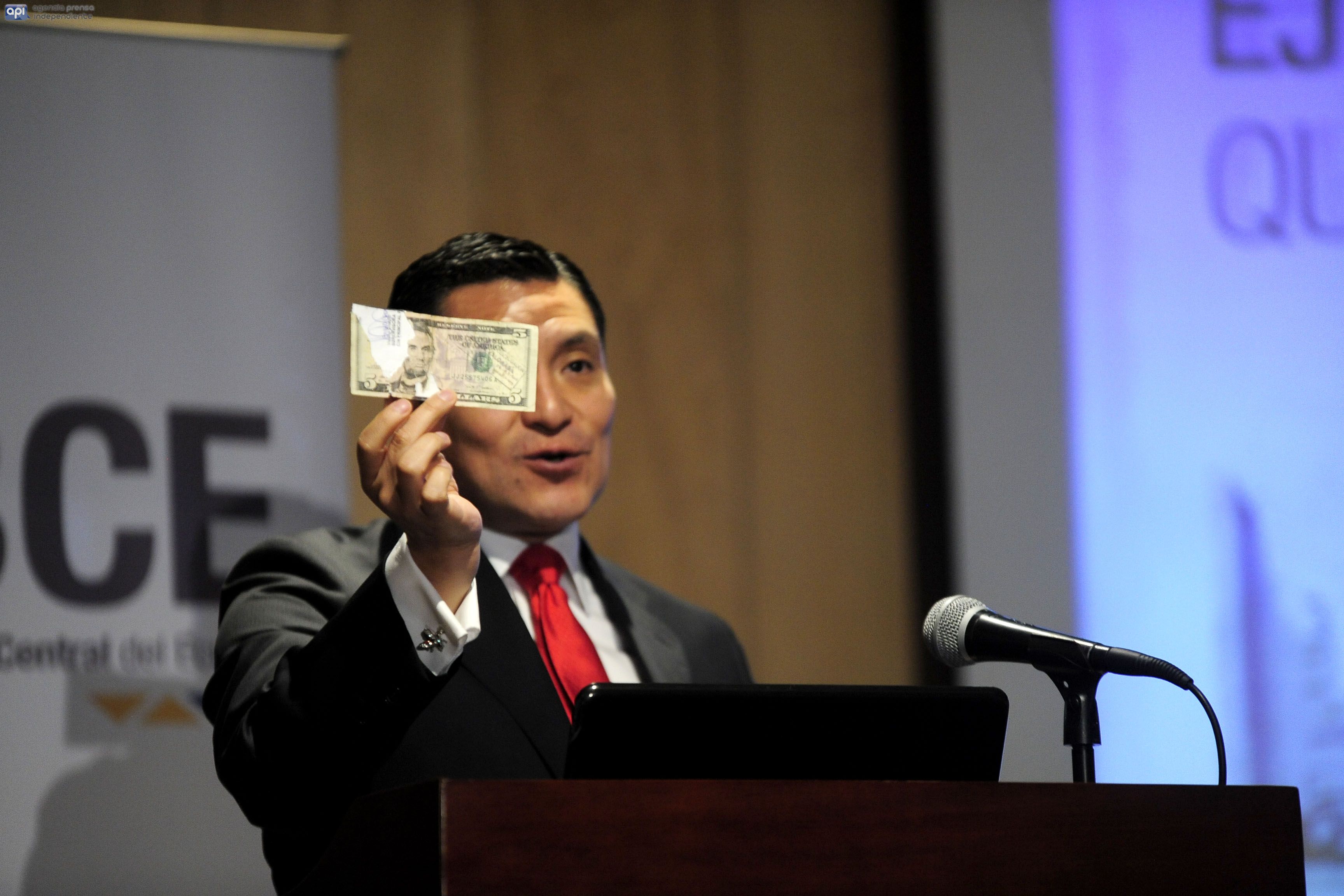 Rueda de Prensa de Rodrigo Landeta, Subgerente del Banco Central del Ecuador. Para hablar sobre el cambio de billetes dañados. APIFOTO/JUAN RUIZ