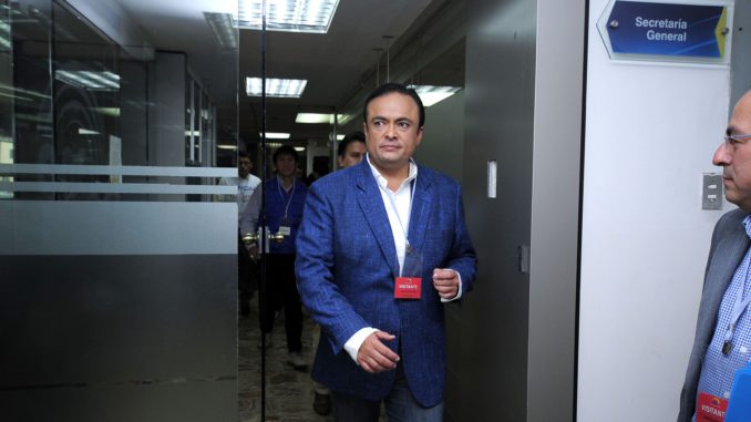 El Candidato a la presidencia Paul Carrasco entrega una aplelación al CNE (Fausto Olguin, Secretario General) por las decisiones tomadas en cuanto a las firmas entregadas por su partido, JUNTOS PODEMOS. APIFOTO/JUAN RUIZ