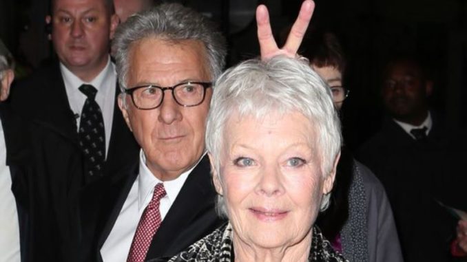 dustin-hoffman-and-dame-judi-dench-photobomb