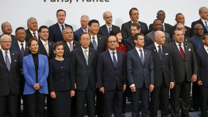 Líderes del mundo que participan en la Cumbre del Clima (COP21), en Le Bourget, cerca de Paris, Francia, hoy lunes 30 de noviembre de 2015.- (AP Photo/Jacky Naegelen, Pool)