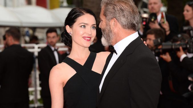 Mel Gibson y pareja