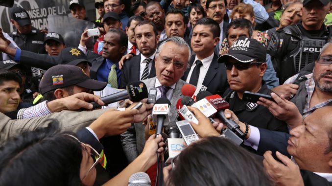 Alexis Mera, Secretario Jurídico de la Presidencia, da declaraciones sobre la decisión de la jueza Matamoros. Foto: API / JUAN CEVALLOS.