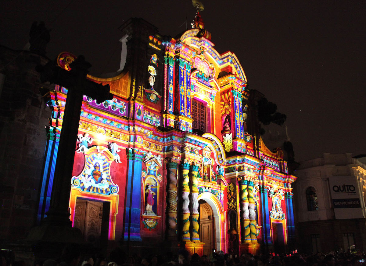 FRANCÉS PINTA CON LUZ UNA IGLESIA ECUATORIANA QUE VISTE DE ORO LAS PLEGARIAS