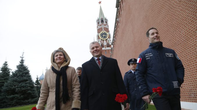 ASTRONAUTAS VISITAN LA PLAZA ROJA ANTES DE PARTIR HACIA LA ESTACIÓN ESPACIAL