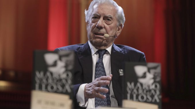 El premio Nobel de Literatura peruano Mario Vargas Llosa