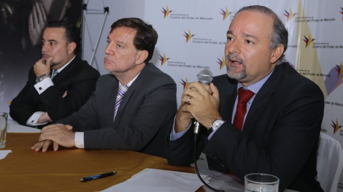 Ecuador - Quito (2016/10/10) Rueda de prensa en la Superintendente de control de mercado Pedro Páez , junto a Richard Espinosa, presidente del Iess y el intendente Cristian Ruiz. FOTOS API / JUAN CEVALLOS.