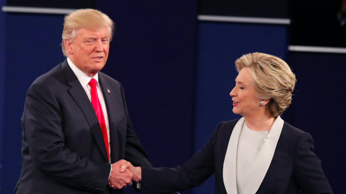 St. Louis (United States), 09/10/2016.- Republican Donald Trump (L) and Democrat Hillary Clinton (R) shake hands at the end of the second Presidential Debate at Washington University in St. Louis, Missouri, USA, 09 October 2016. The third and final debate will be held 19 October in Nevada. (Estados Unidos) EFE/EPA/ANDREW GOMBERT